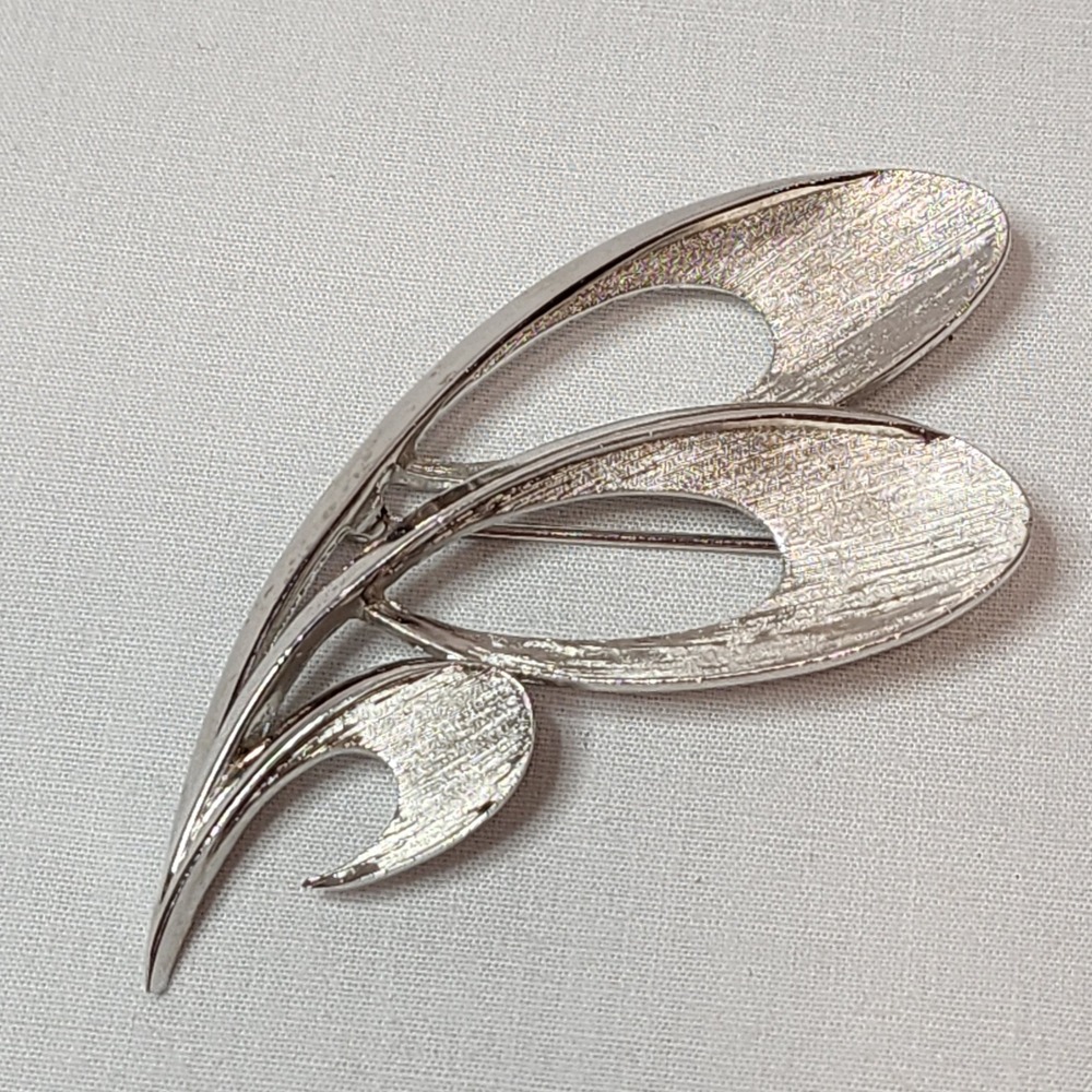 Vintage Crown Trifari Brushed Silver Tone Abstract Leaf Wing Brooch Pin Textured